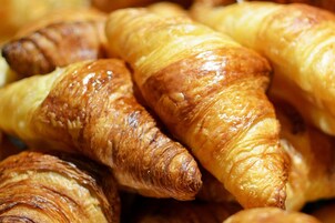Ein Detailaufnahme von goldbraunen Croissants mit glänzendem Finish.