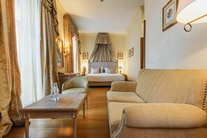 Deluxe Double Room | Minibar, in-room safe, desk, blackout drapes - Hotel Real Palacio (Lisbon)