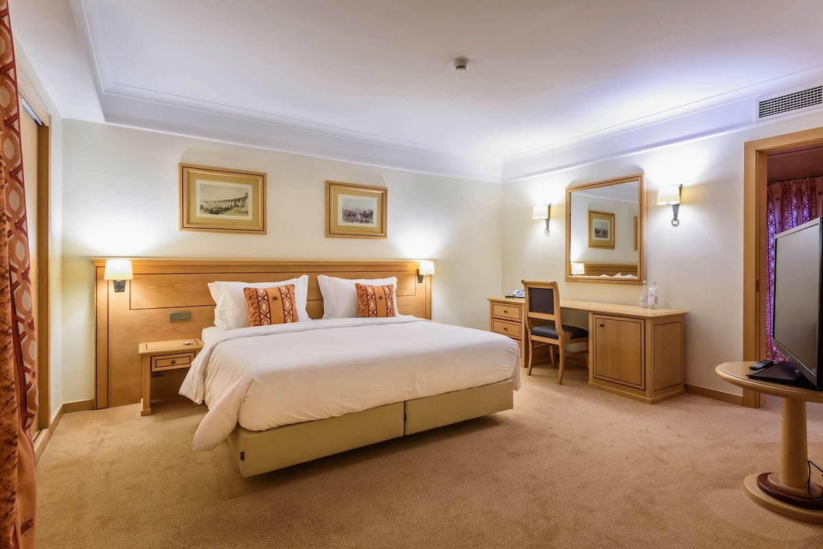 Suite | Minibar, safe på rommet, skrivebord og blendingsgardiner
