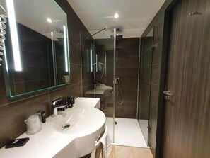 Economy Double Room | Bathroom | Shower, rainfall showerhead, free toiletries, hair dryer
