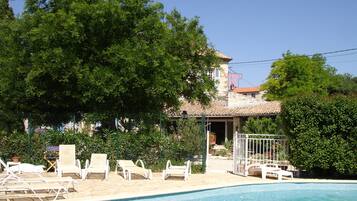 Piscine extérieure, chaises longues