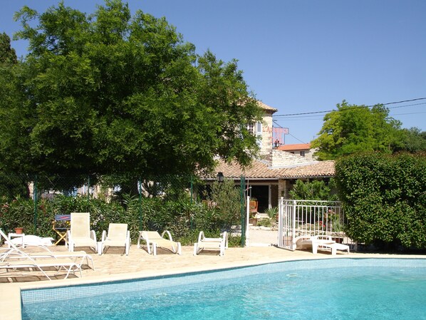 Piscina all'aperto, lettini