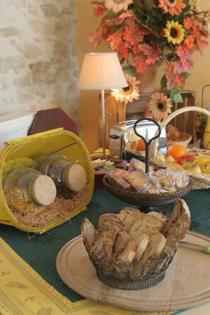 Sarapan bufet setiap hari (EUR 10 seorang) 