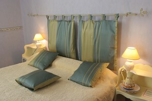 Basic Single Room | Minibar, in-room safe, desk, iron/ironing board - Auberge de Tavel (Tavel)