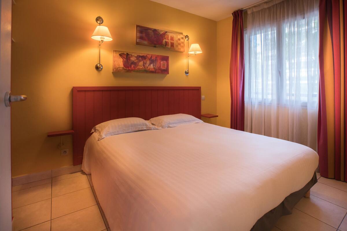 Premium bedding, in-room safe, desk, soundproofing