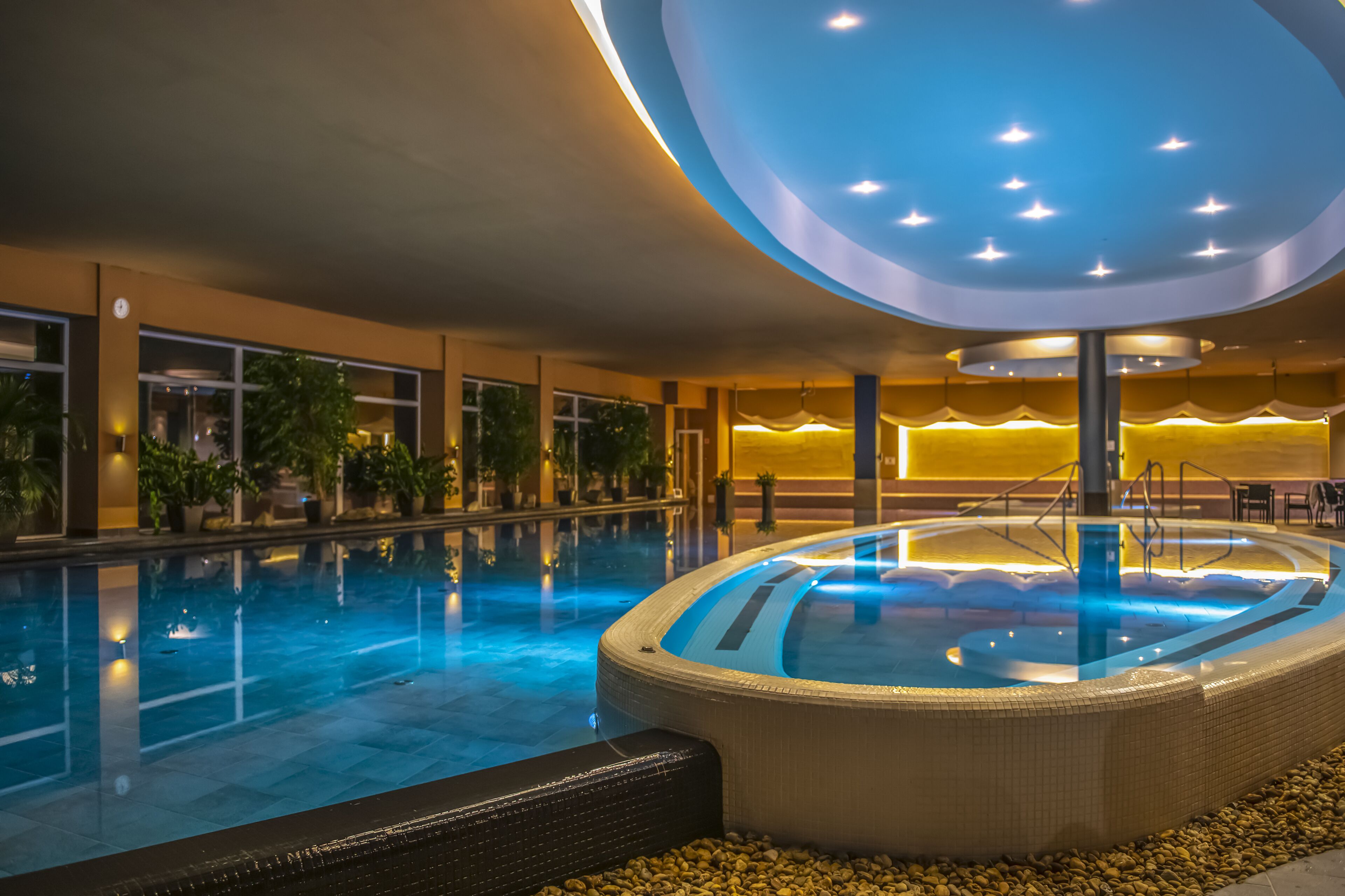 Bain à remous, hammam, soins corporels, soins de manucure et de pédicure