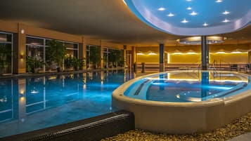 Bain à remous, hammam, soins corporels, soins de manucure et de pédicure