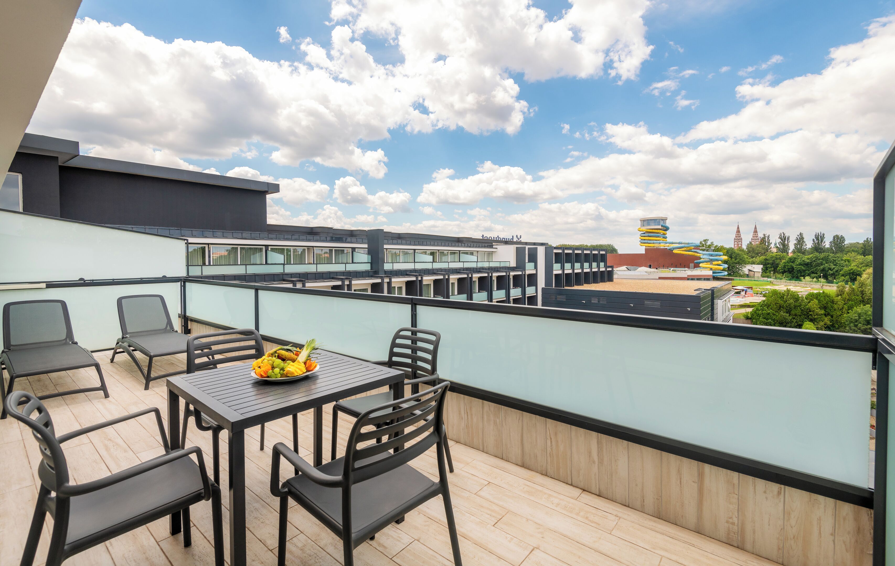 Appartement | Een minibar, een kluis op de kamer, een bureau, een laptopwerkplek