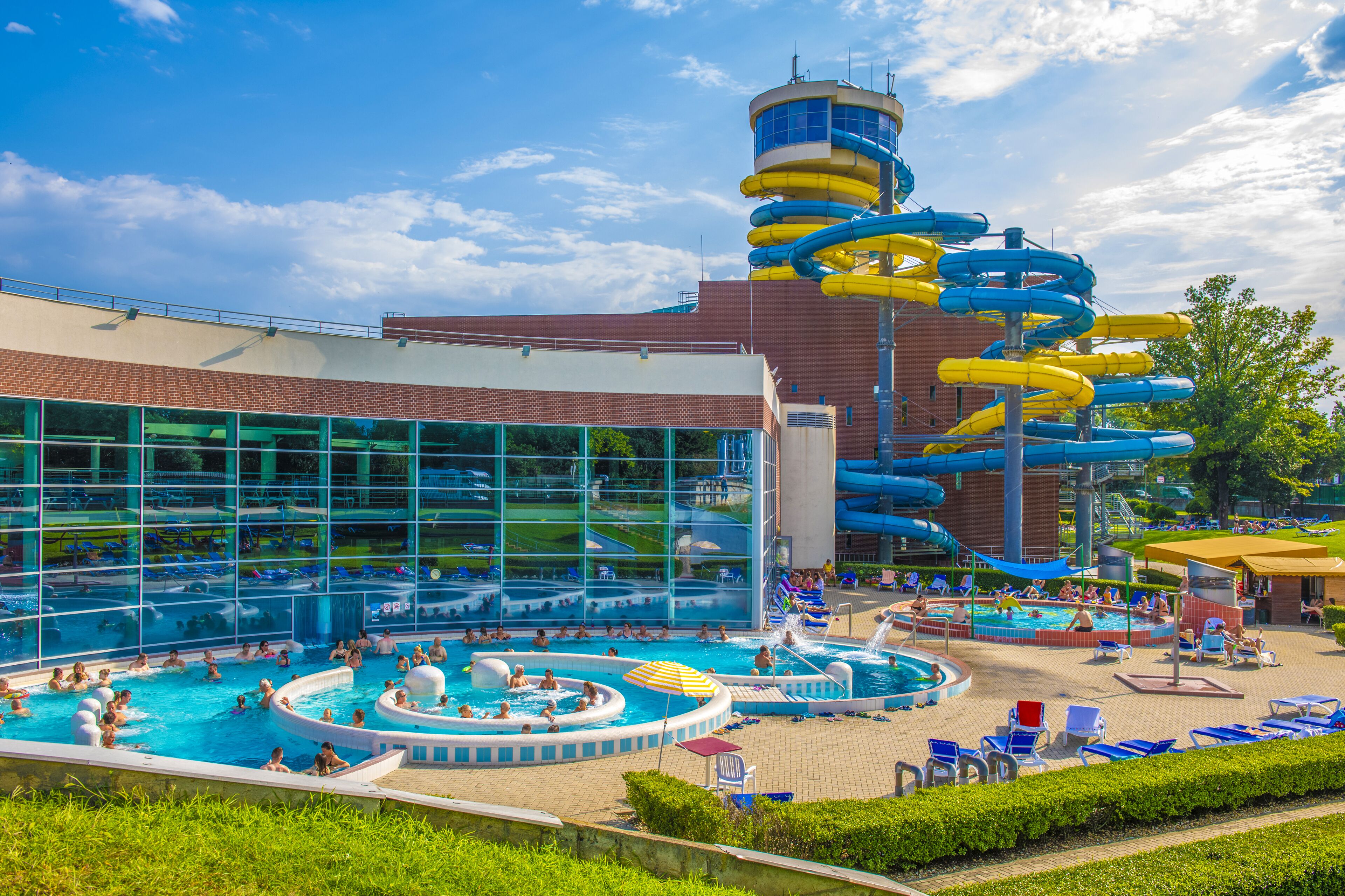 4 Innenpools, Außenpool, Liegestühle, Rettungsschwimmer vor Ort