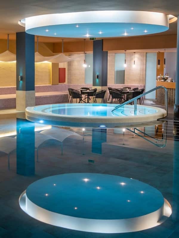 4 indoor pools, outdoor pool, open 7:00 AM to 9:00 PM, sun loungers