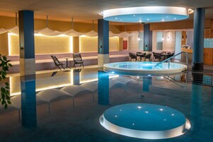 4 indoor pools, outdoor pool, open 7:00 AM to 9:00 PM, sun loungers