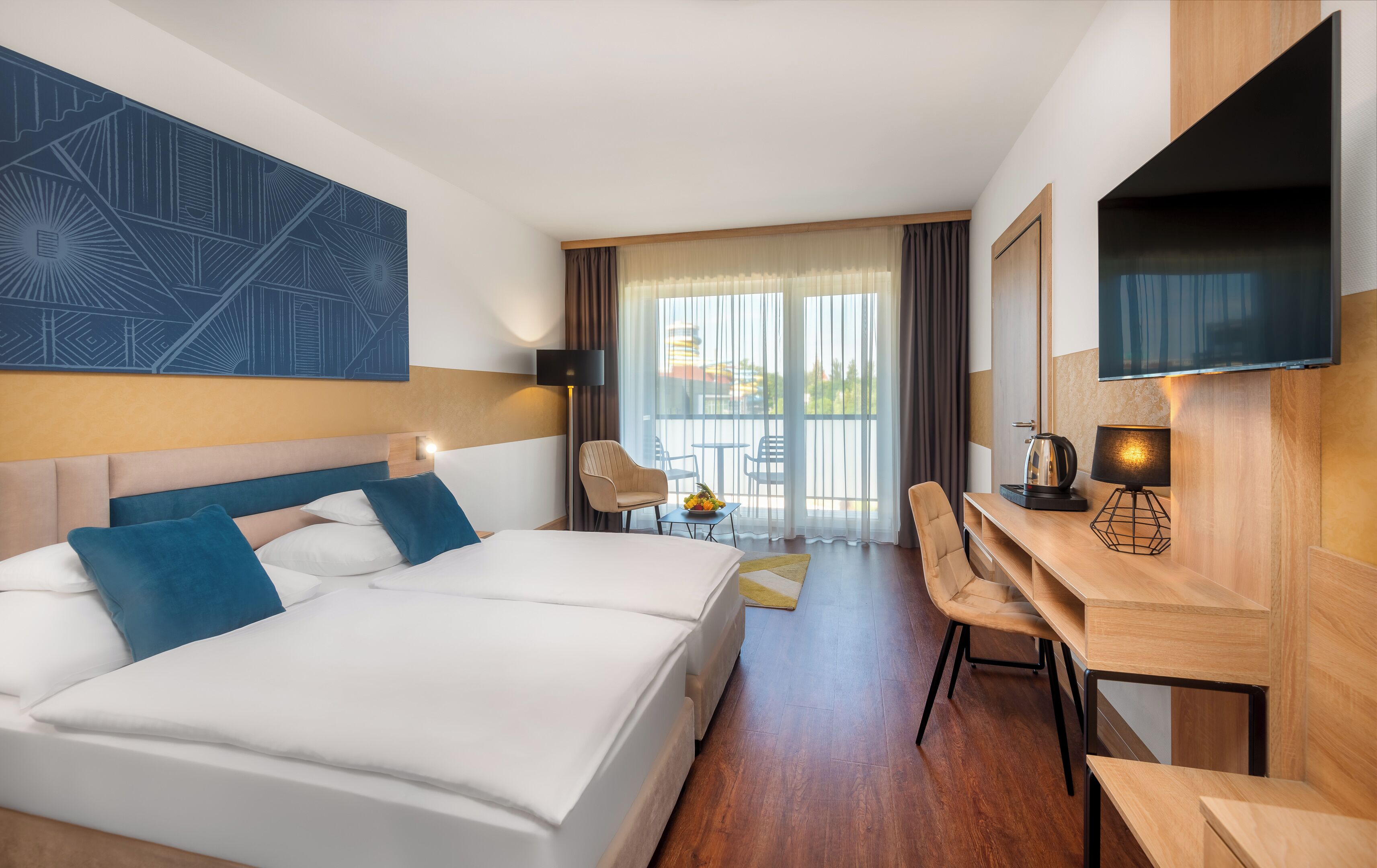 Minibar, coffres-forts dans les chambres, bureau