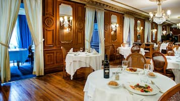 2 restaurants; breakfast, lunch and dinner served