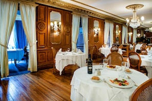 2 restaurants; breakfast, lunch and dinner served 