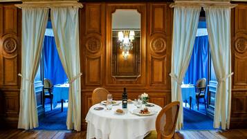 2 restaurants servant le petit déjeuner, le déjeuner et le dîner