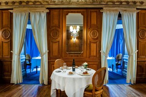 2 restaurants; breakfast, lunch, and dinner served