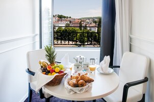Minibar, caja de seguridad en la habitación y escritorio 