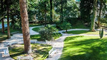 Un parc avec des bancs et un sentier de gravier.