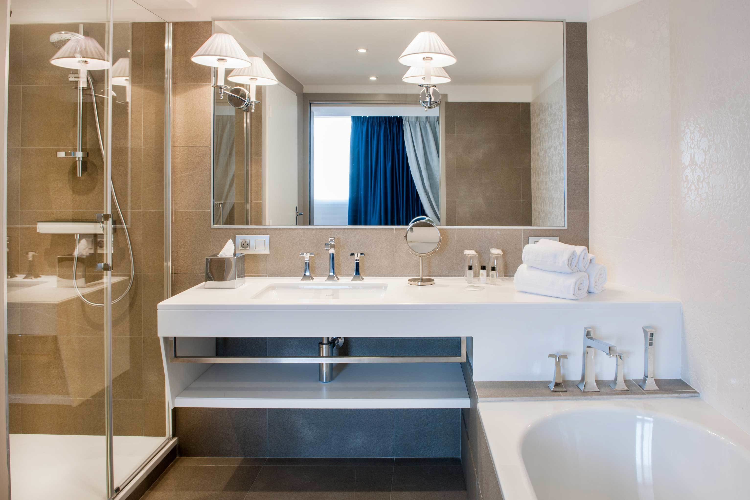 suite (privilege) | bathroom | free toiletries, hair dryer, towels