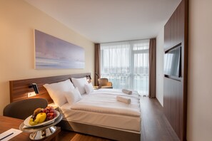 Habitación panorámica doble | Minibar, caja fuerte, escritorio y cortinas opacas