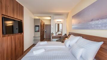 Minibar, caixa forta a l'habitació, escriptori i cortines opaques