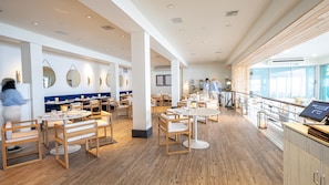 2 restaurantes, se sirven desayunos, comidas y cocina mediterránea