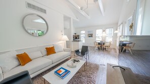 尊貴平房, 1 張特大雙人床 | 客廳 | 平面電視、收費電影