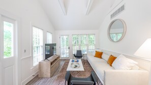 尊貴平房, 1 張特大雙人床 | 客廳 | 平面電視、收費電影