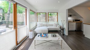Premier Cottage, 1 King Bed | Living area | Flat-screen TV, pay movies - EHP Resort & Marina (East Hampton)