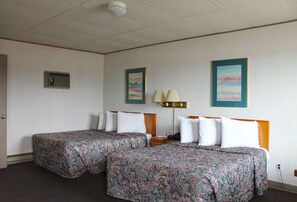 مكتب ومساحة عمل للكمبيوتر المحمول وستائر تعتيم وتجهيزات عازلة للصوت