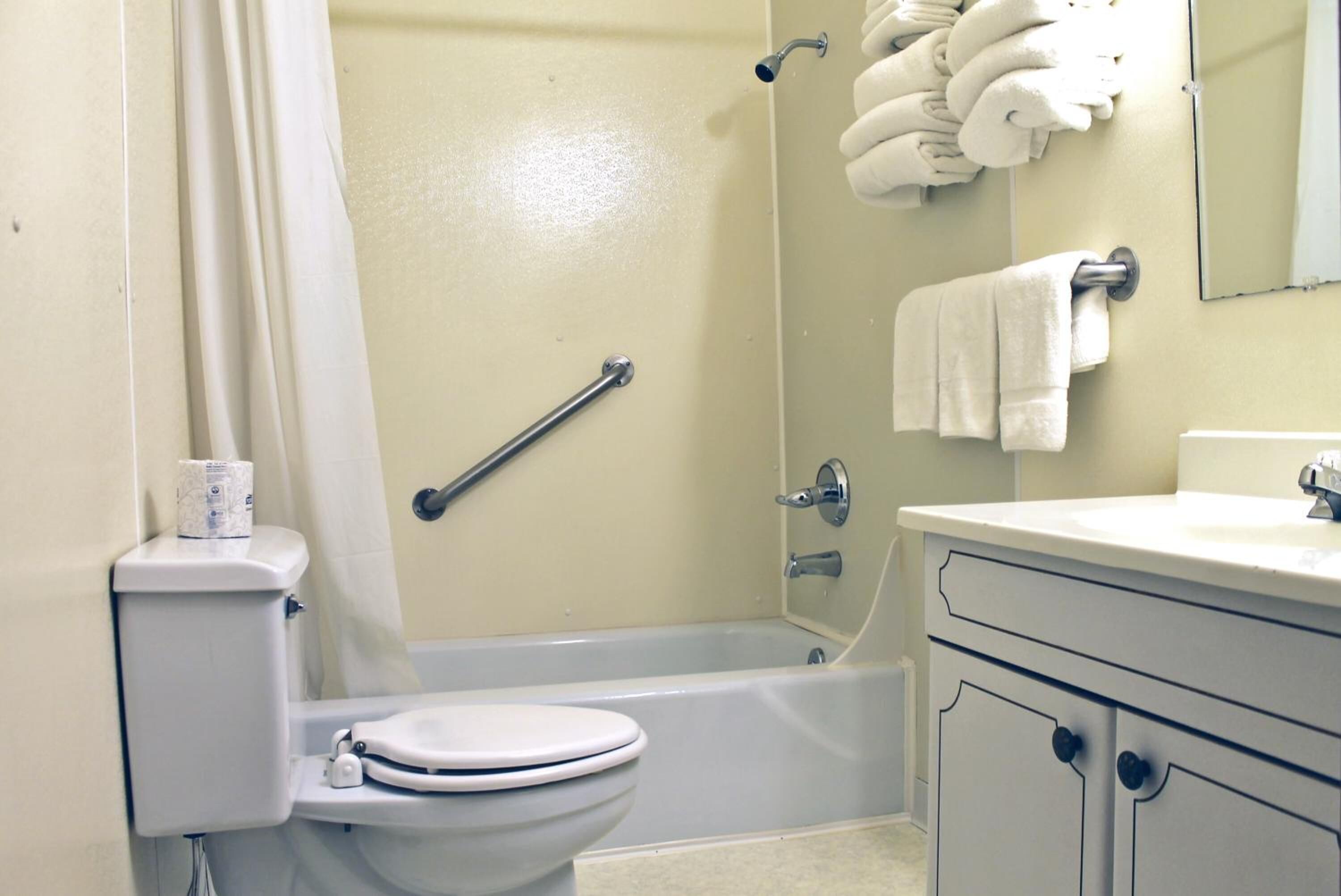 A bathroom with a toilet, bathtub, and a sink.
