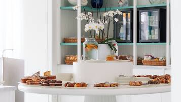 Free daily buffet breakfast