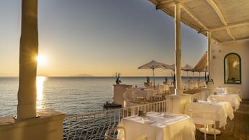 2 restaurants; ze serveren er ontbijt en diner