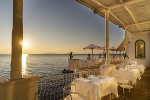 2 restaurants, breakfast, dinner served; Mediterranean cuisine - Miramare Sea Resort & Spa (Serrara Fontana)