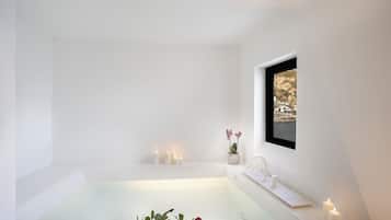 Suite Deluxe, vista mare | Bagno | Combinazione doccia/vasca, set di cortesia gratuito, asciugacapelli