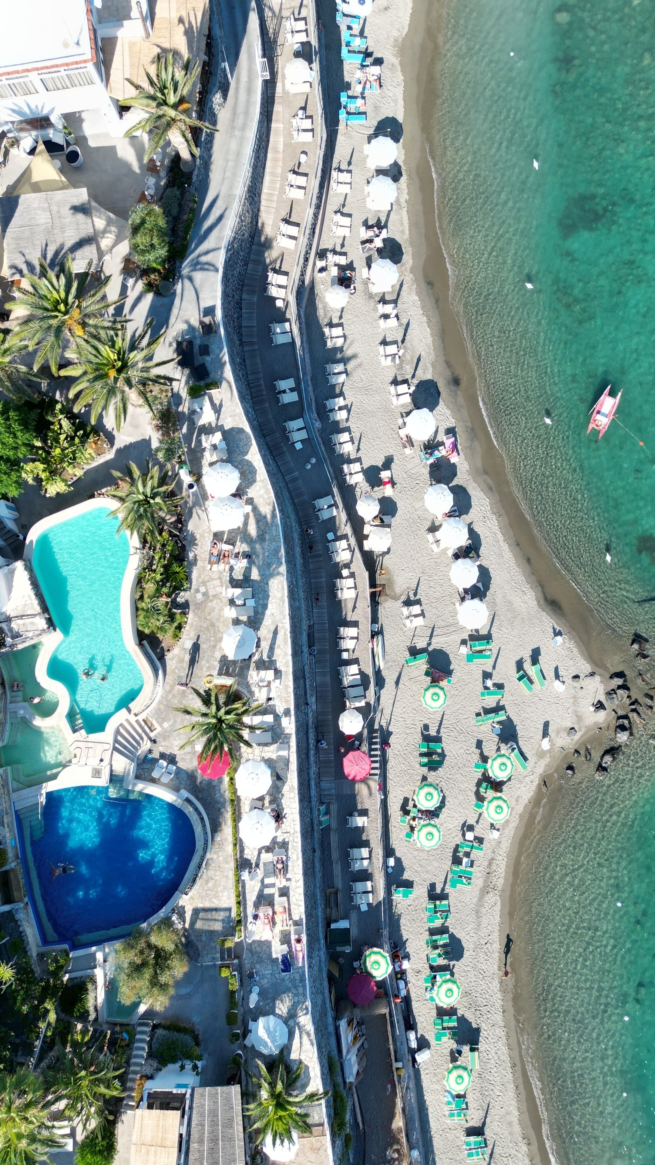 Playa privada, camastros, sombrillas y toallas de playa 