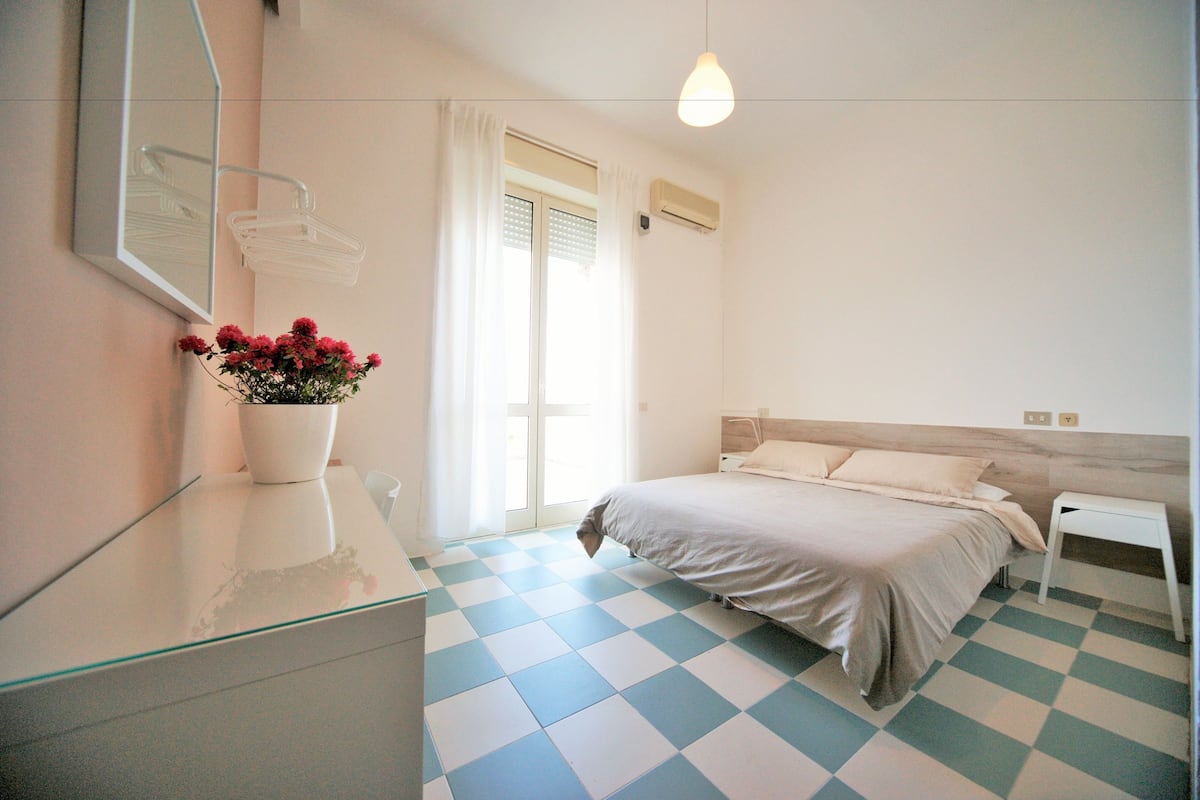 Kamer, 1 twee- of 2 eenpersoonsbedden, uitzicht op zee | 1 slaapkamer, donzen dekbedden, een minibar, een bureau