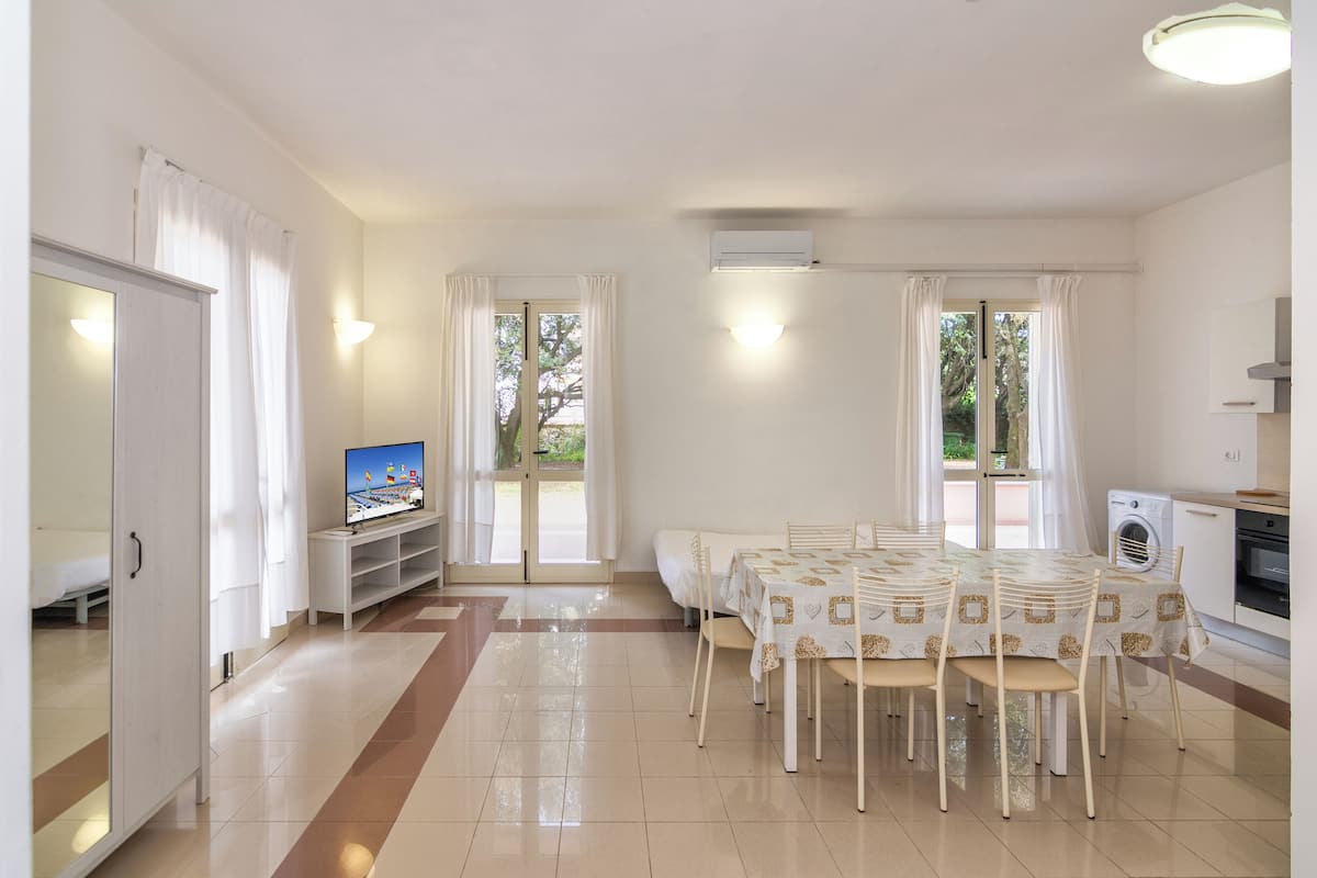 Studio, patio | Aire de séjour | Téléviseur à DEL