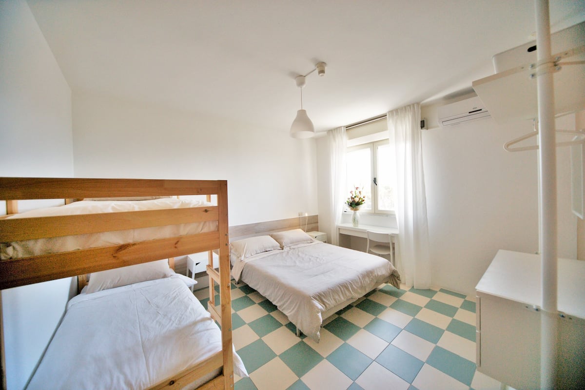 1 slaapkamer, donzen dekbedden, een minibar, een bureau