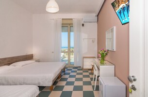Cubrecamas, minibar, escritorio y tabla de planchar con plancha
