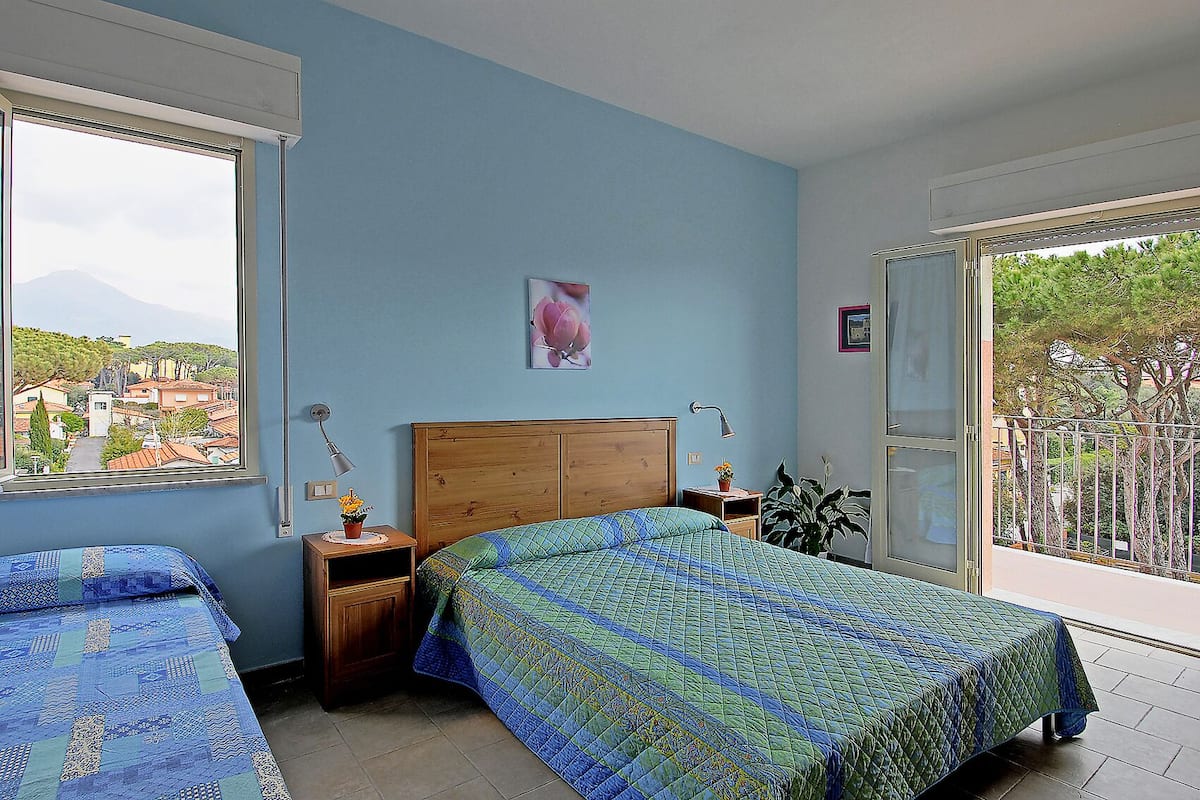 1 slaapkamer, donzen dekbedden, een minibar, een bureau