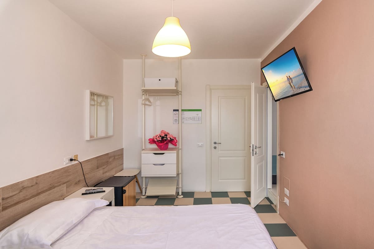 Small Double Room | 1 slaapkamer, donzen dekbedden, een minibar, een bureau