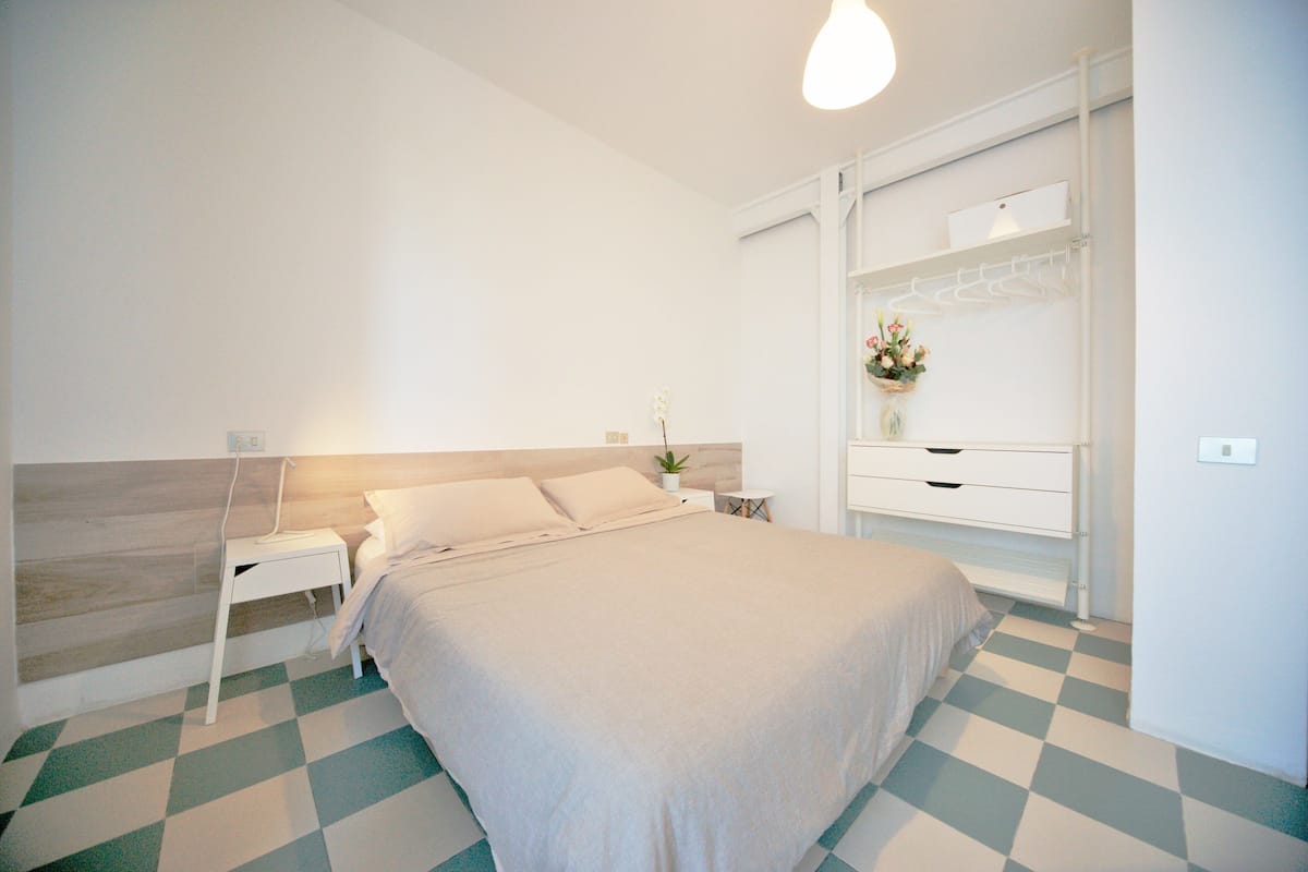 1 slaapkamer, donzen dekbedden, een minibar, een bureau