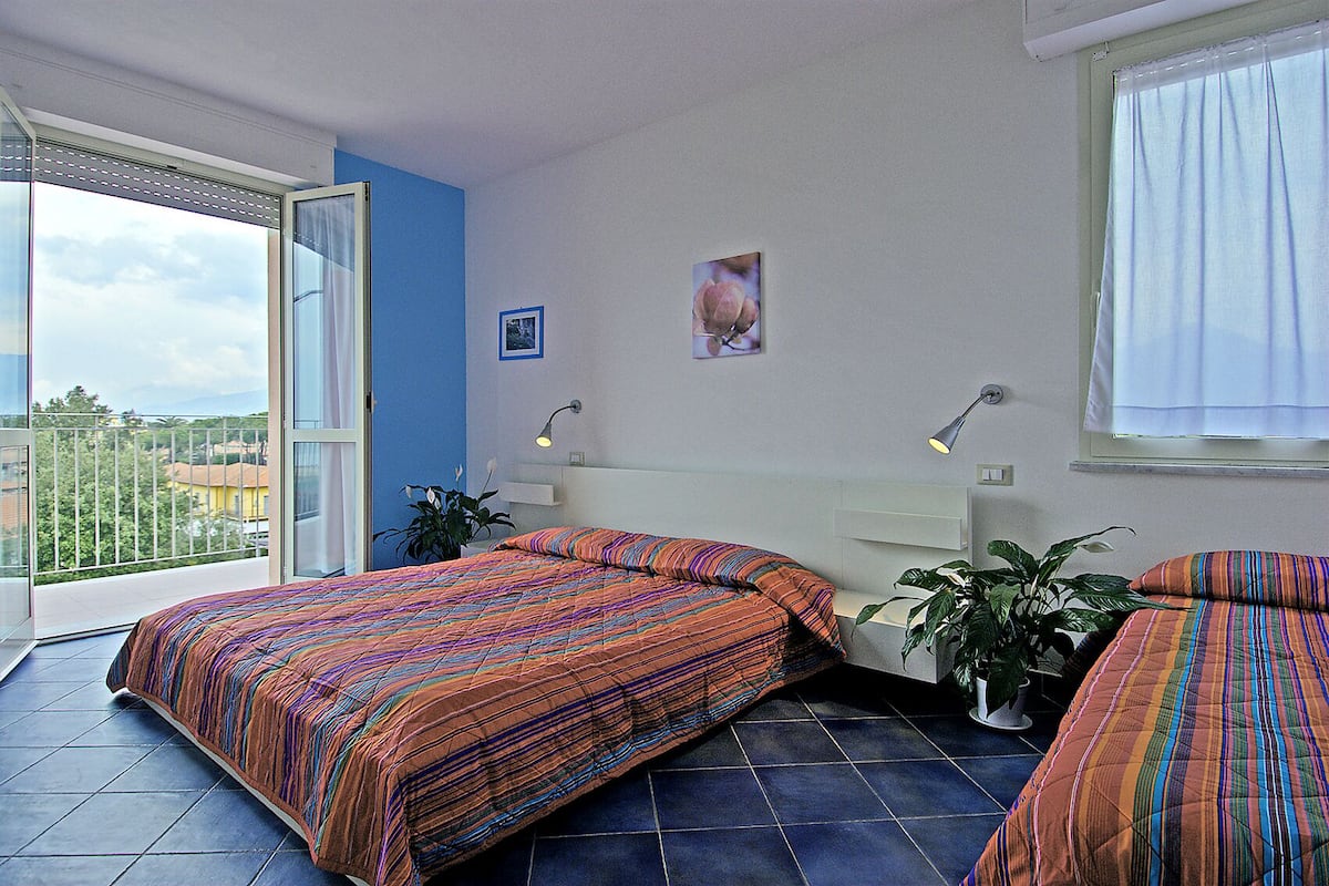 1 slaapkamer, donzen dekbedden, een minibar, een bureau