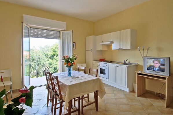 1 bedroom, down comforters, minibar, desk