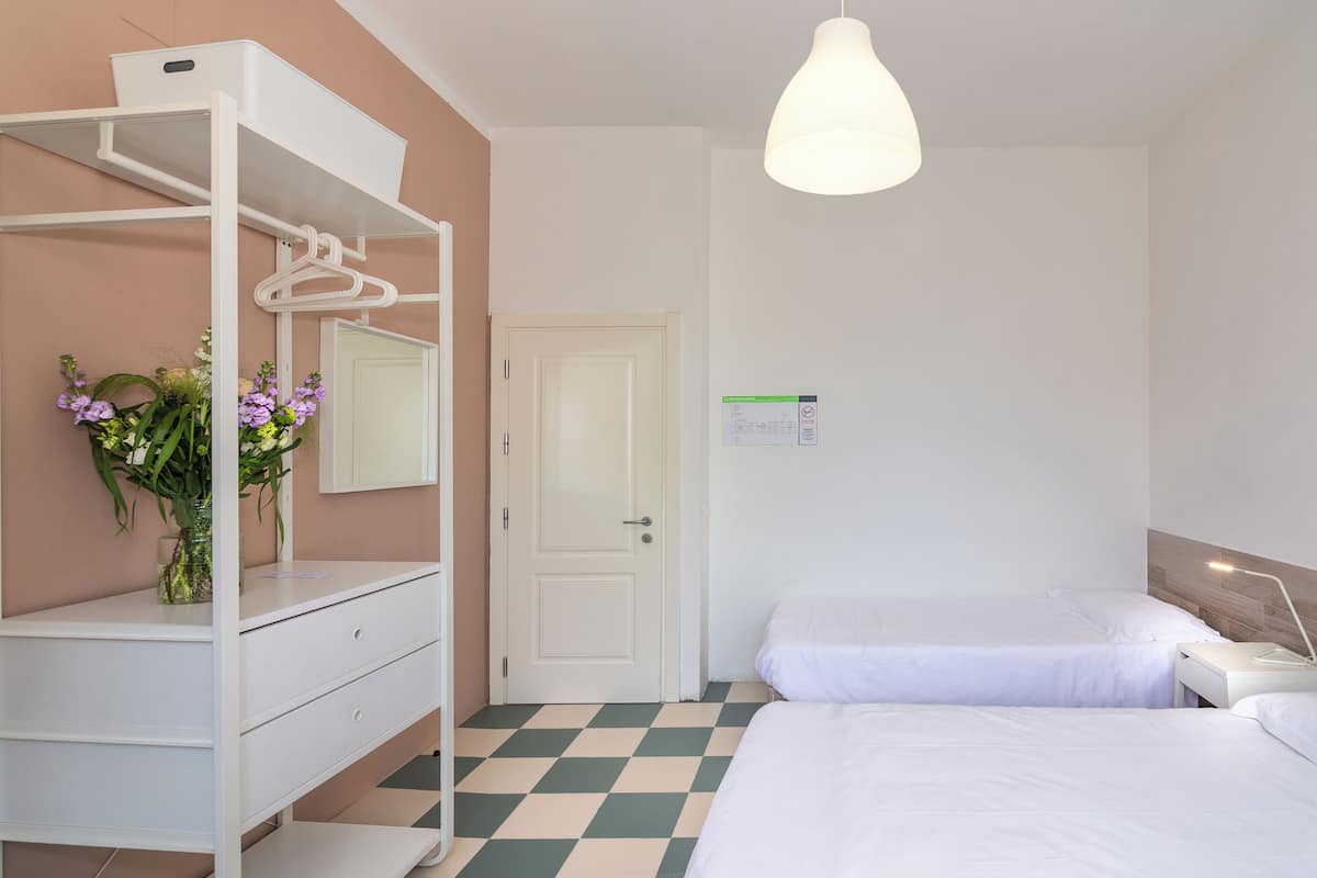 Driepersoonskamer | 1 slaapkamer, donzen dekbedden, een minibar, een bureau