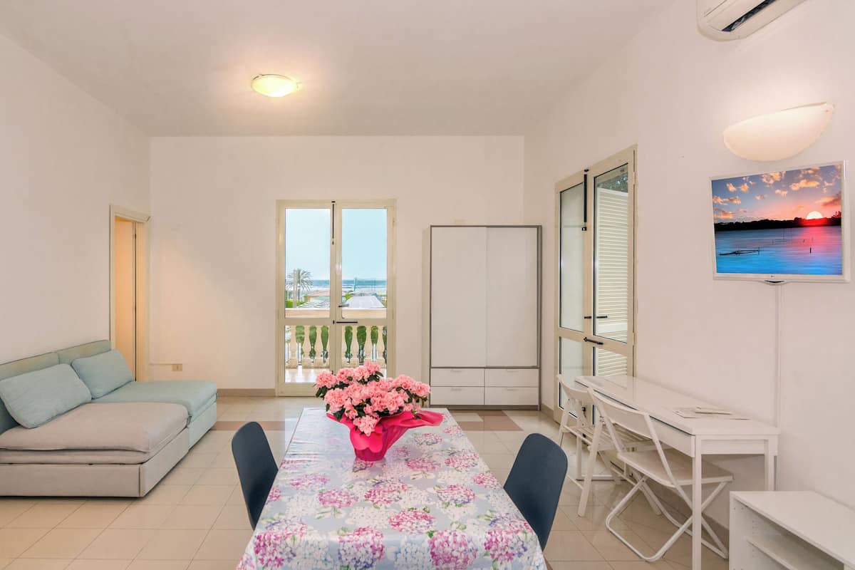 Appartement, 1 chambre, terrasse, vue sur la mer | Aire de séjour | Téléviseur à DEL