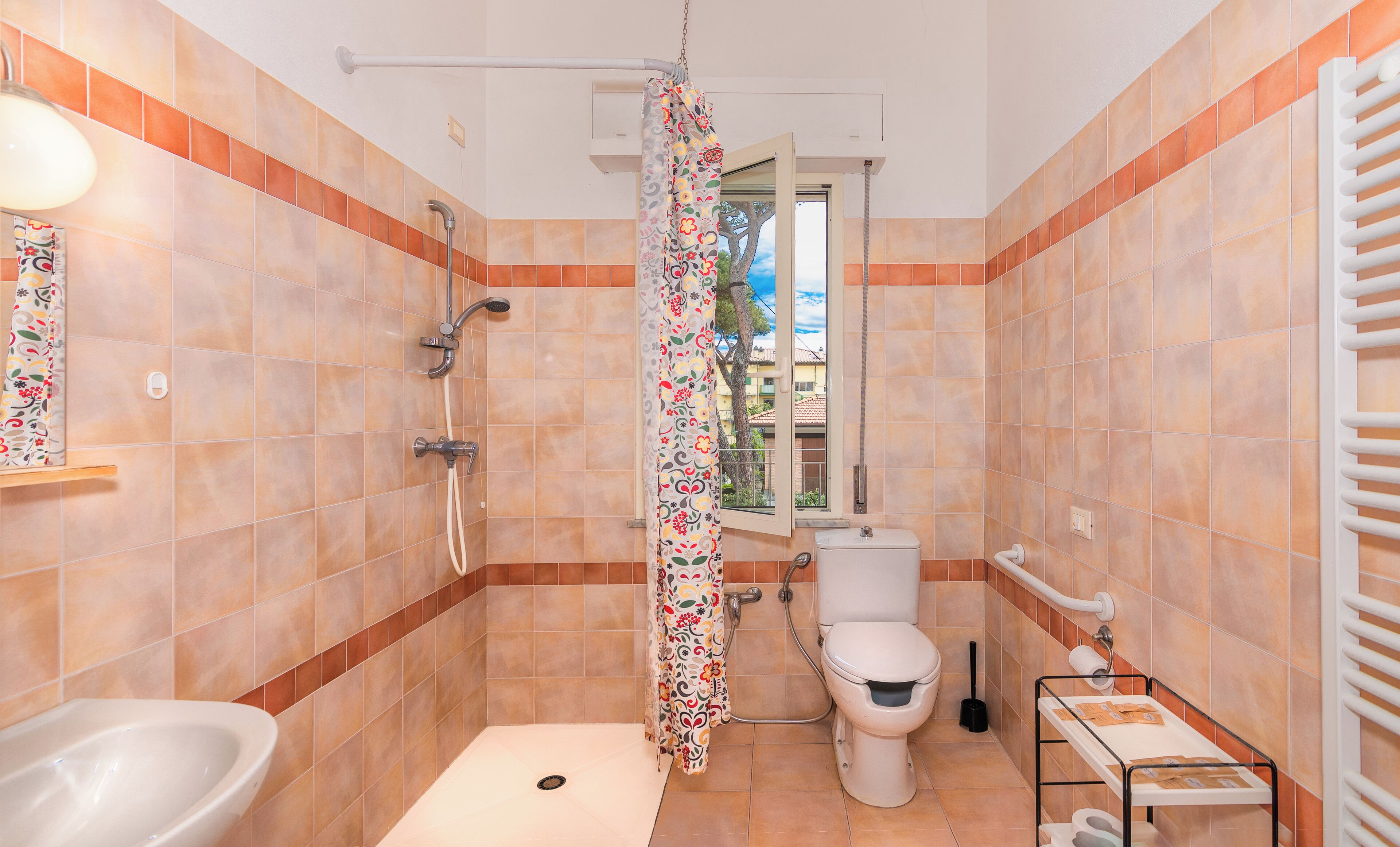 Un baño con ducha, inodoro, bidé y lavabo.