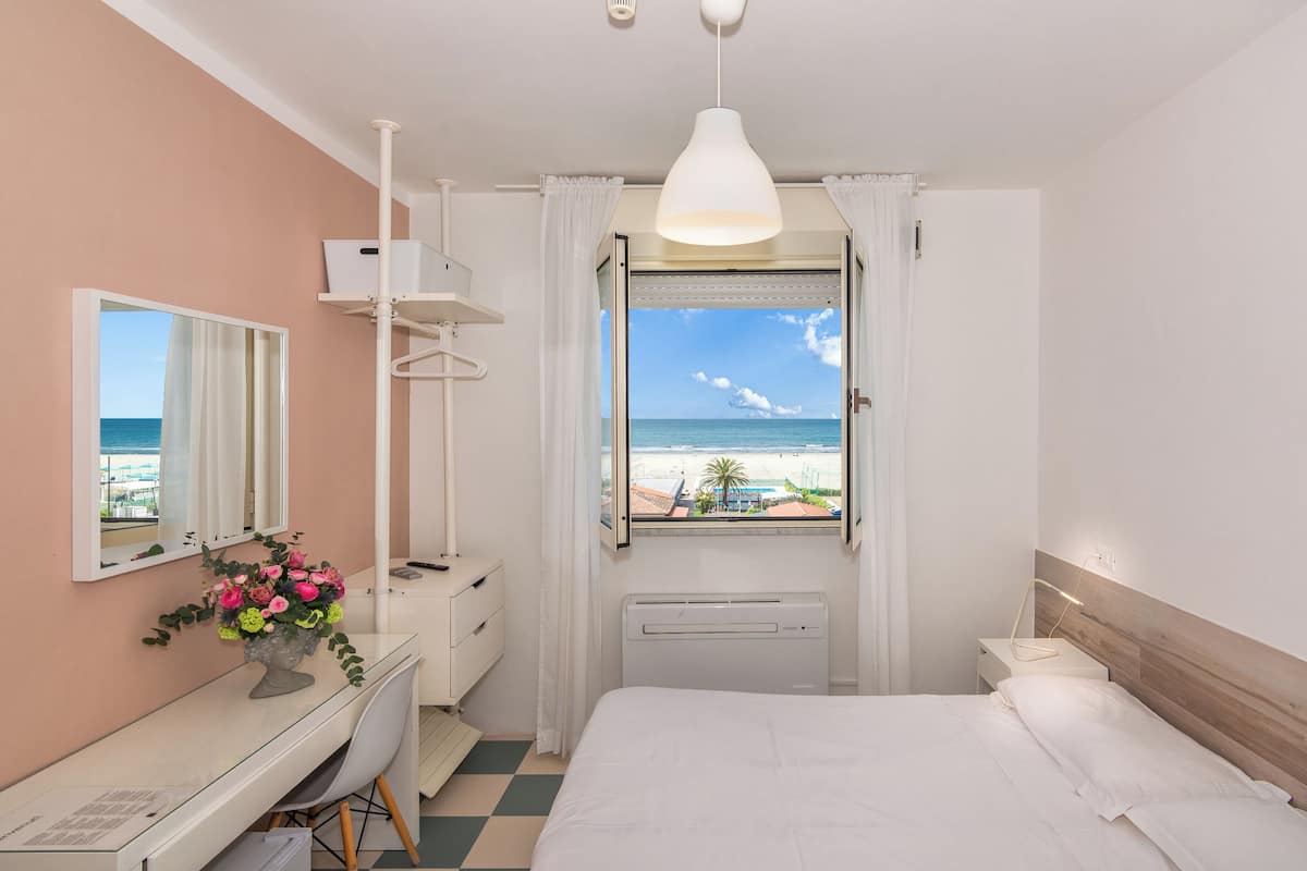 Small Double Room | 羽絨被、迷你吧、書桌、熨斗/熨衫板
