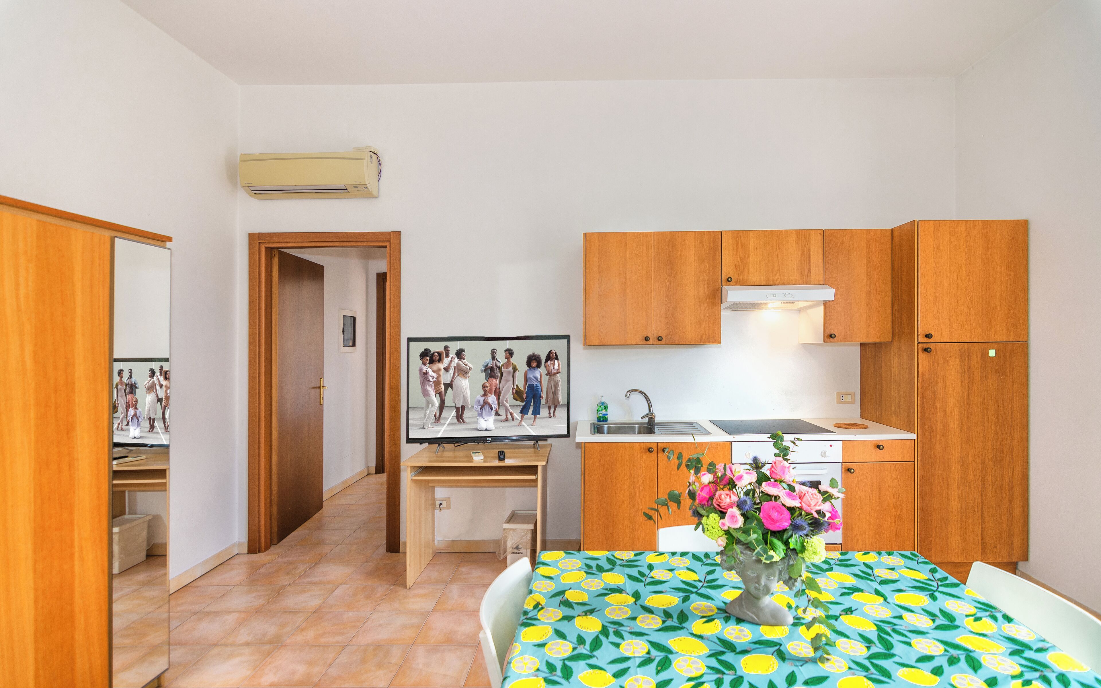 Basic-Apartment, 1 Schlafzimmer, Balkon | Wohnbereich | LED-Fernseher